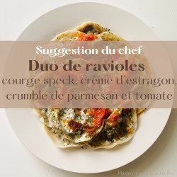 Duo de ravioles courge et speck, crème d'estragon, crumble de parmesan et tomates